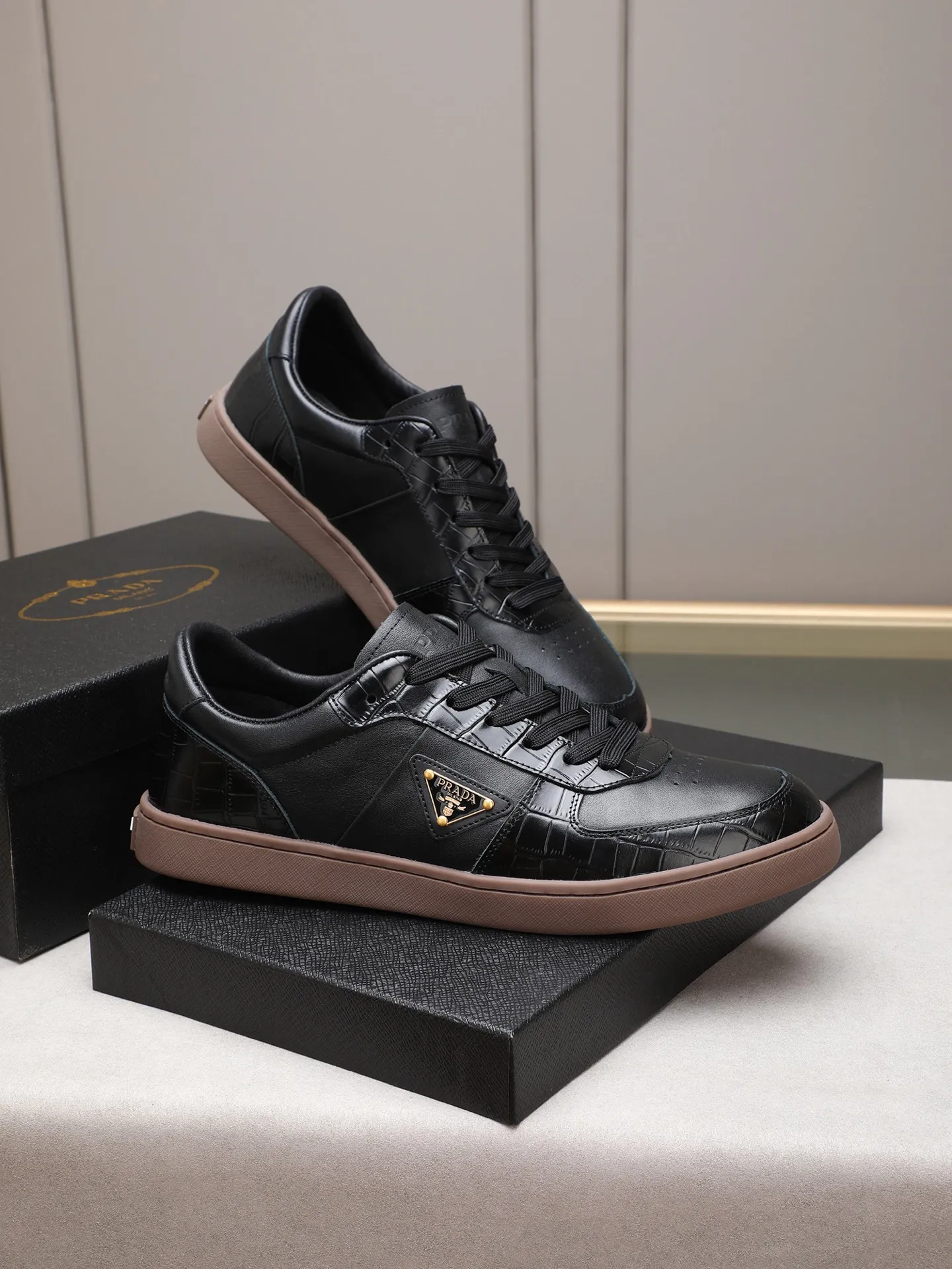 Men's shoes💰420💰 Brand: PRADA (Prada) Standard code: Men's code 38–44 (45 can be customized) Material: Original cowhide, breathable sheep lining Special outsole Style category: Men's fashionable casual sneakers Low-key luxury! Color: actual picture color